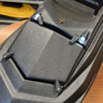 Сервисный люк, фары и влагостойкая кнопка на кораблике для рыбалки Тигр Мини GPS автопилот фотография