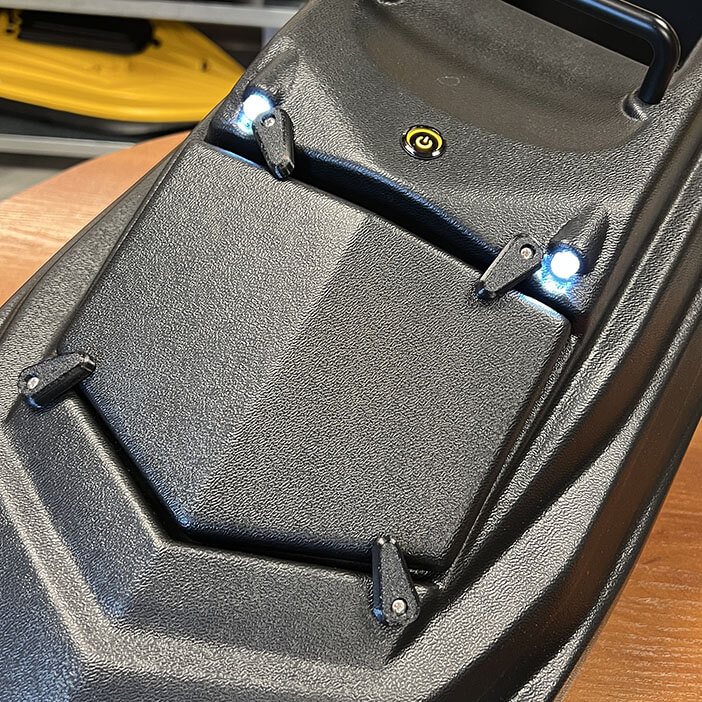 Сервисный люк, фары и влагостойкая кнопка на кораблике для рыбалки Тигр Мини GPS автопилот фотография