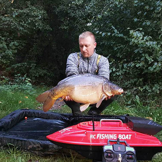 Кораблик для рыбалки Дельфин и трофейный карп фото