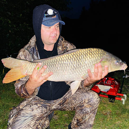 Кораблик для рыбалки Дельфин 5 и его результат трофейный карп фото