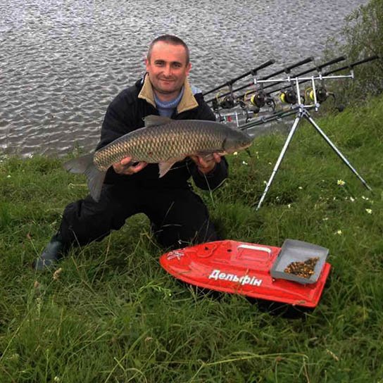 Трофейная рыбалка с прикормочным корабликом Дельфин фотография
