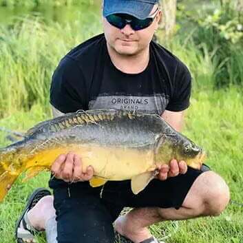 Рыбалка на карпа днем с карповым корабликом фотография