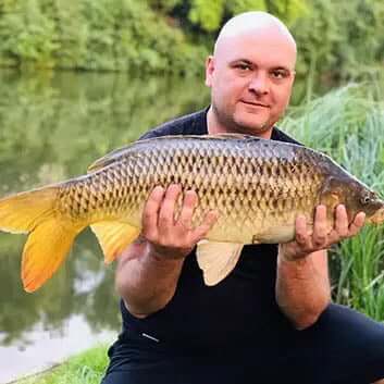 Рыбалка на карпа с корабликом на пруду фотография