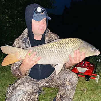 Закормочный кораблик Дельфин 5 и результат - трофейный карп на ночной рыбалке фотография