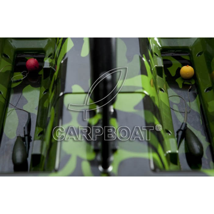 Две снасти в бункерах кораблика Carpboat Camo фотография