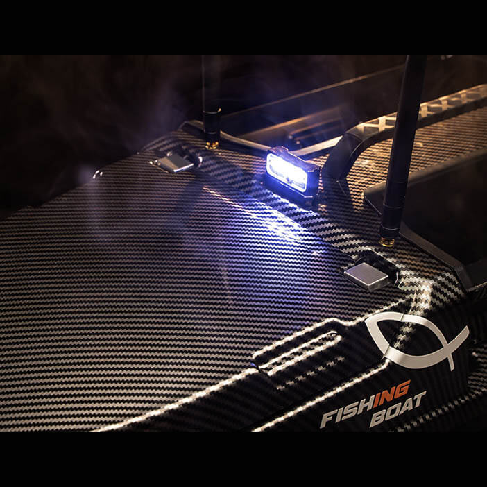 Фара на прикормочном кораблике Carpboat X фотография