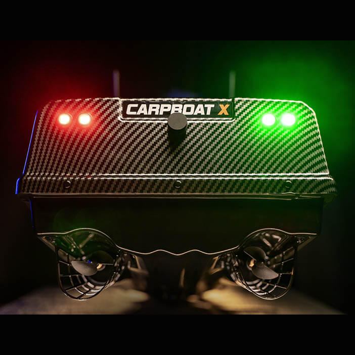 Габаритные огни на прикормочном кораблике Carpboat X фотография