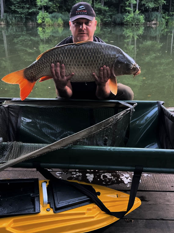 Прикормочный кораблик Тигр 2 GPS автопилот и трофейный карп фотограифя