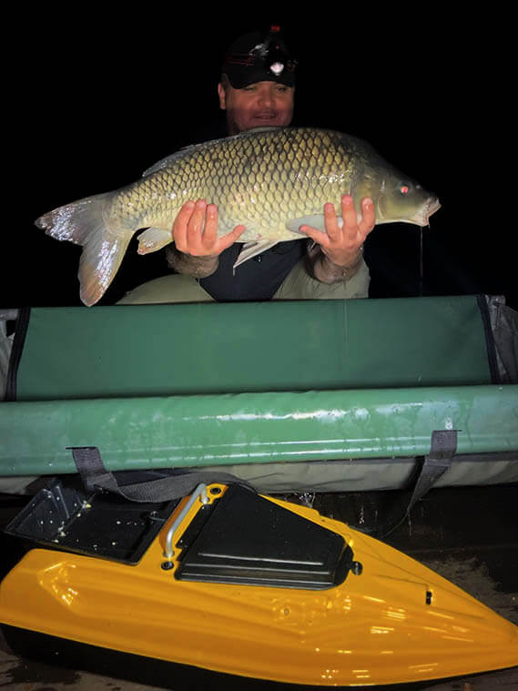 Карповый кораблик Тигр 2 GPS автопилот и трофейный карп фотография