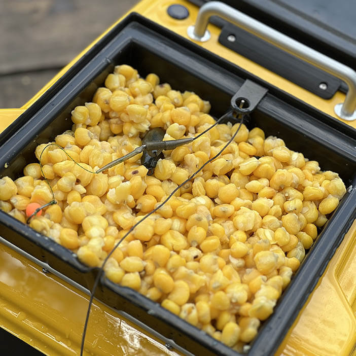 Крепление снасти в бункере на кораблике для рыбалки Тигр 2 фото