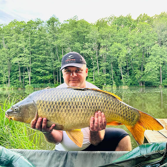 Ловля карпа с закормочными корабликами фотография