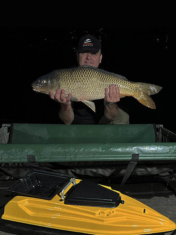 Ловля карпа с карповым корабликом для рыбалки Тигр 2 GPS фотография