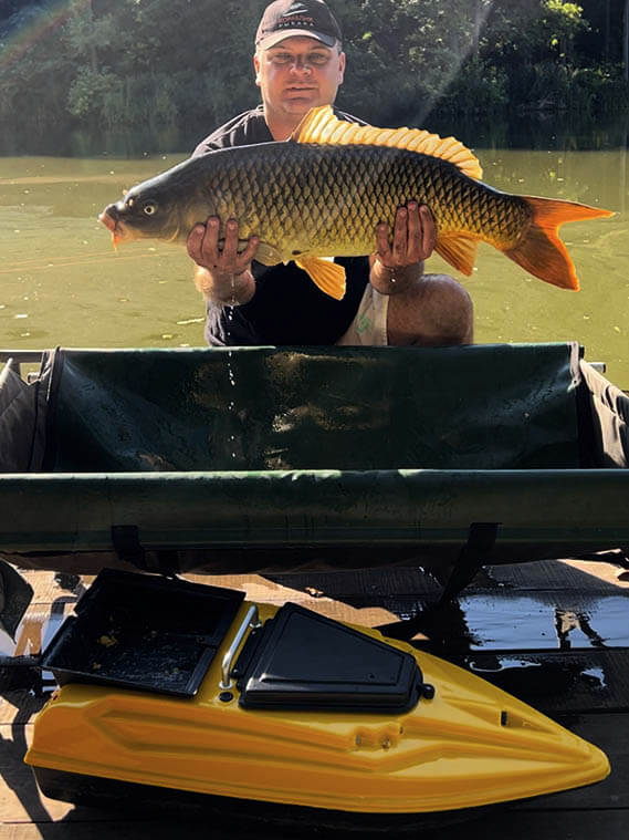 Трофейный карп и кораблик для прикормки Тигр 2 GPS фотография