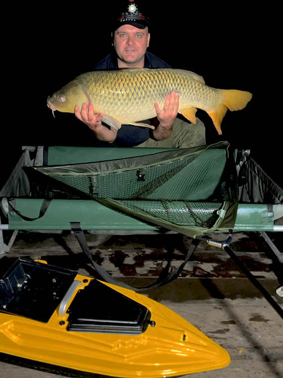 Трофейный карп и закормочный кораблик Тигр 2 GPS фотография