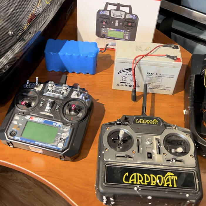 Новый пульт и аккумулятор для карпового кораблика Carpboat (Карпбоат) фотография