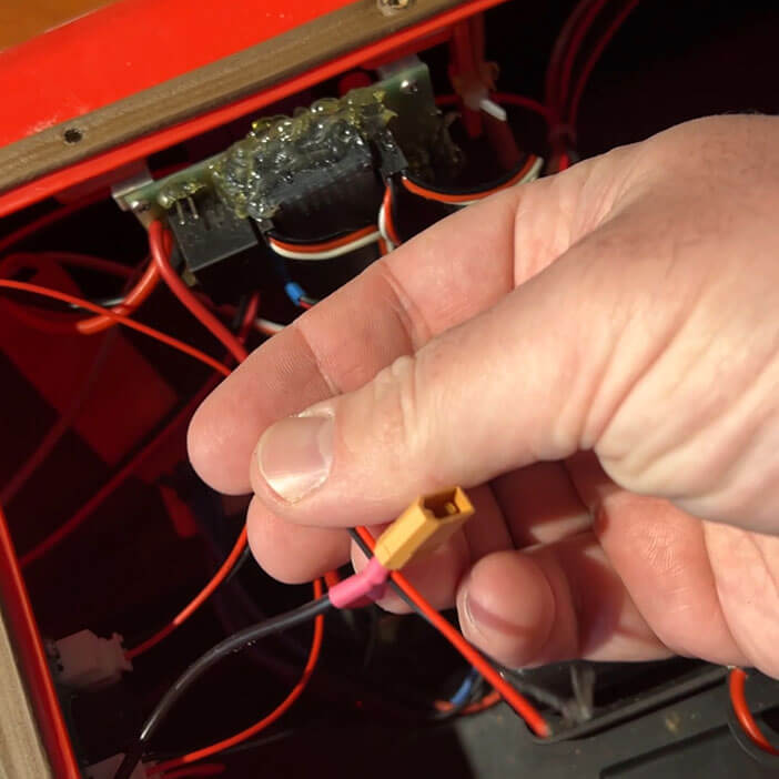 Ремонт прикормочного кораблика для рыбалки Дельфин фотография