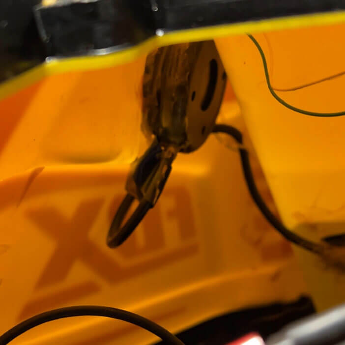 Крепления антенны на кораблике для рыбалки Фокс фотография