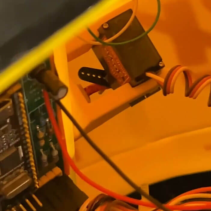 Мини-сервопривод открытия бункера на кораблике Фокс (Fox) фотография