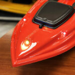 Фара и габаритные огни на карповом кораблике Тигр с GPS автопилотом Фара и габаритные огни на карповом кораблике Тигр с GPS автопилотом фотография