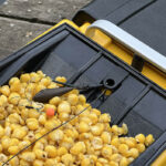 Фиксация снасти в бункере на кораблике для рыбалки Тигр 3 GPS автопилот фото