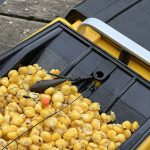 Фиксация снасти в бункере на кораблике для рыбалки Тигр 3 GPS автопилот фото