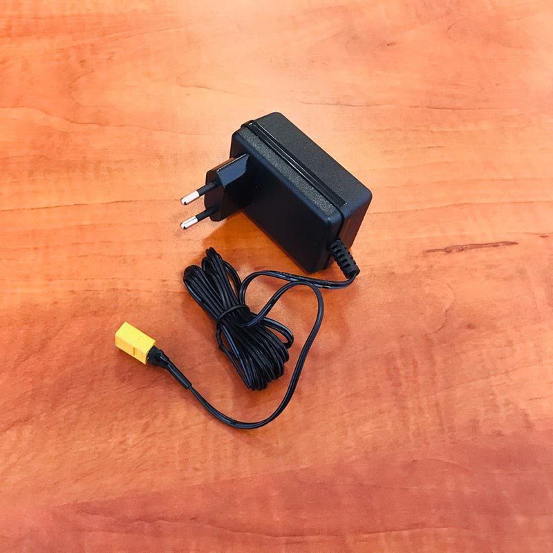 Фото зарядное устройство для прикормочного кораблика 7,4 V разъем XT60
