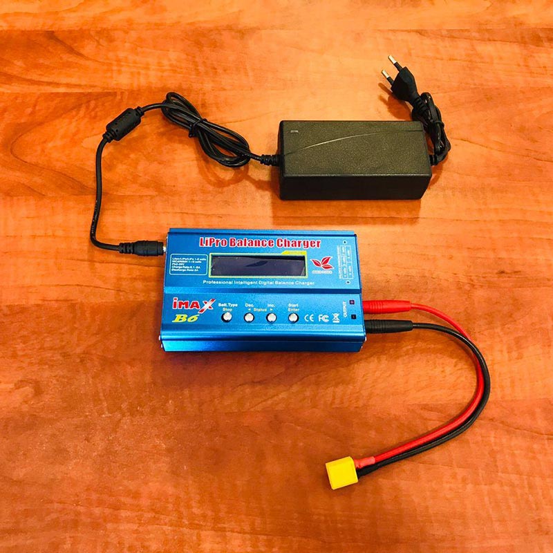 Зарядное устройство для прикормочного кораблика IMax B6